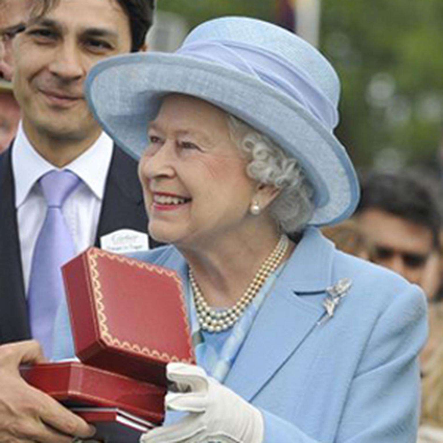 HPQUEENWearsFlameLilyBrooch.jpg