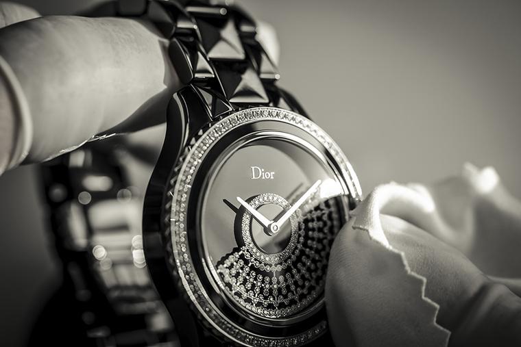 DiorVIII-Aesthetic-check-of-the-tiemepiece