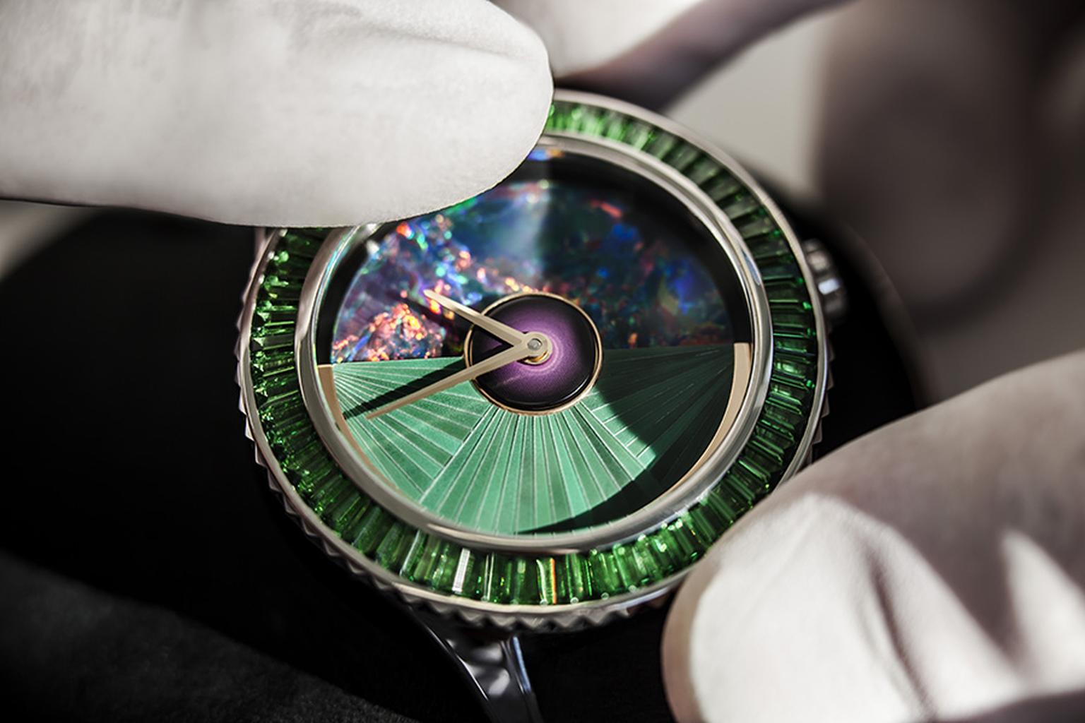 DiorVIII-Positioning-of-the-bezel