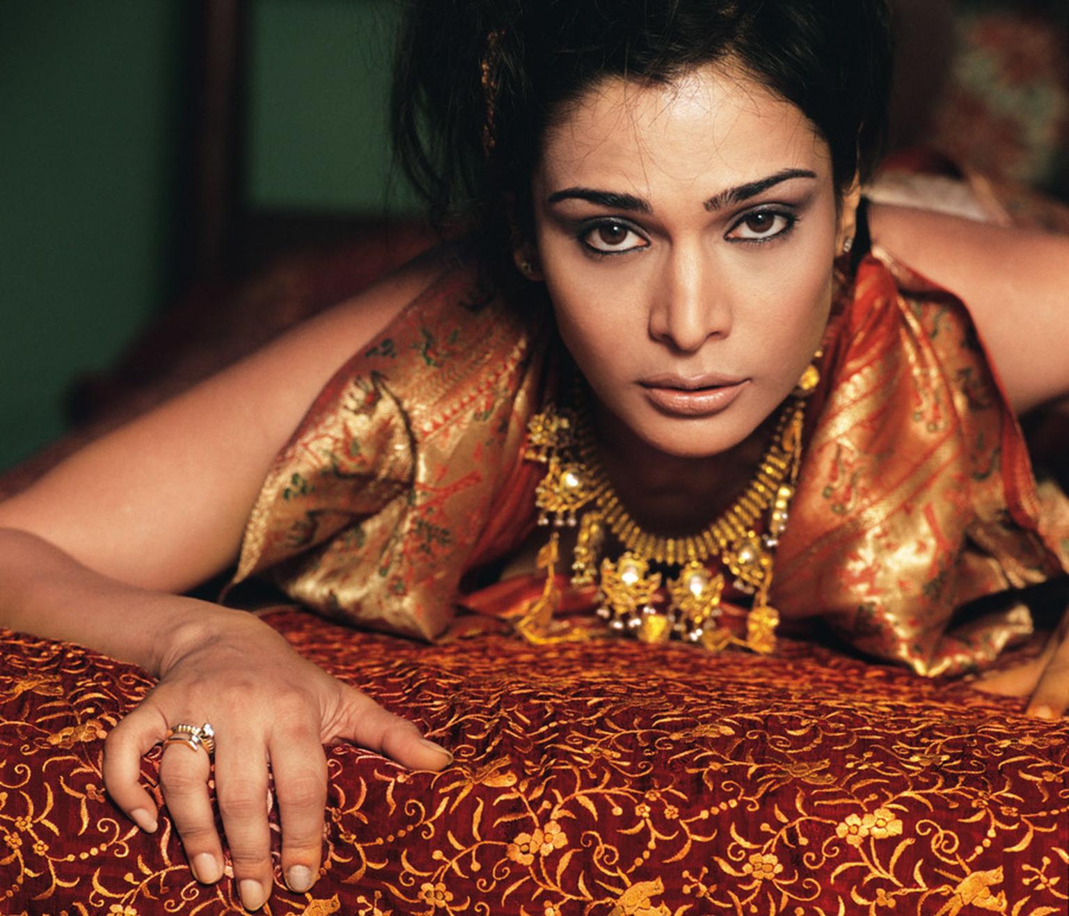 Amrapali Model-with-Amrapali-jewels1.jpg