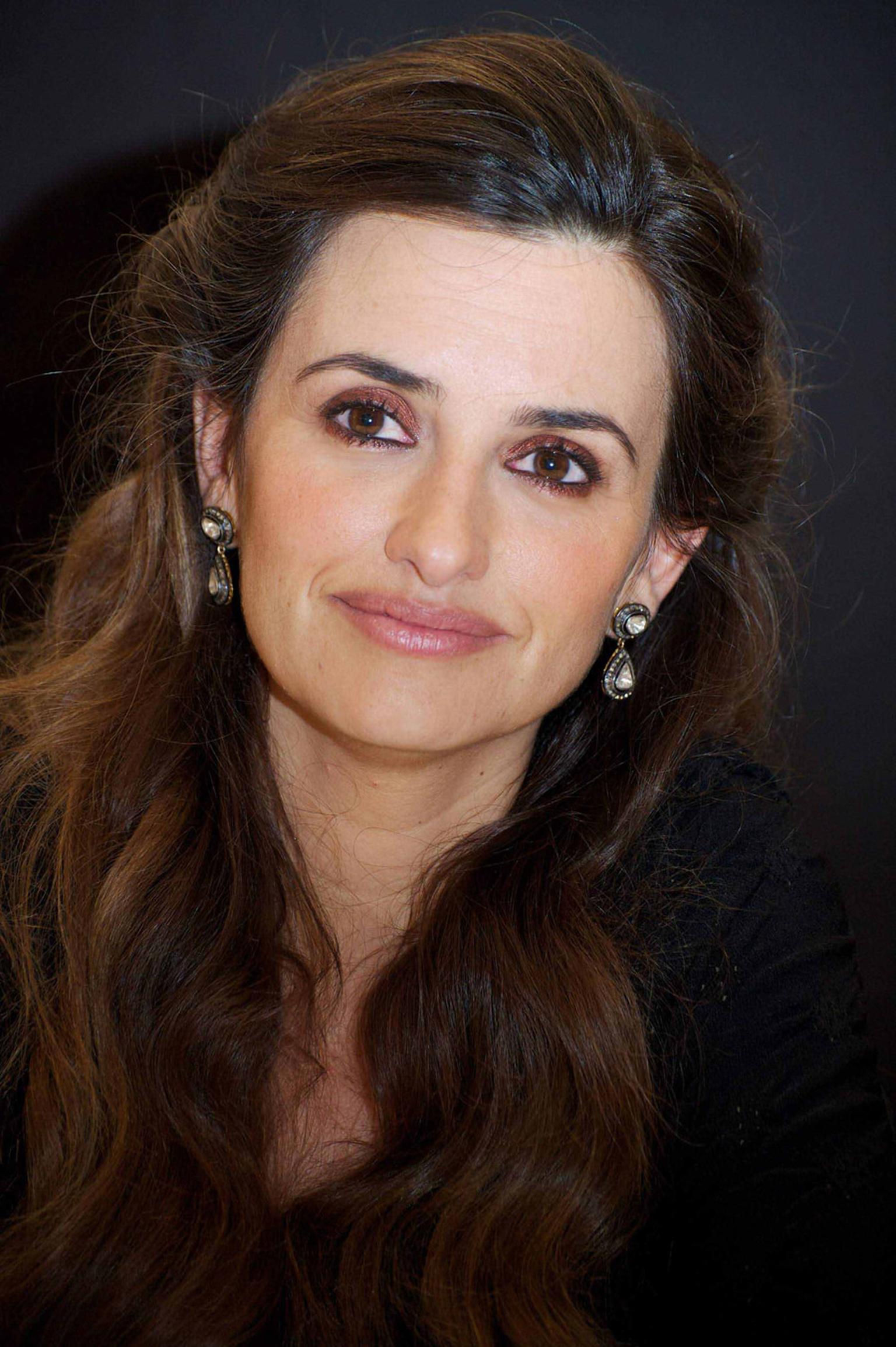 Amrapali-Penelope-Cruz-in-Amrapali-Earrings.jpg