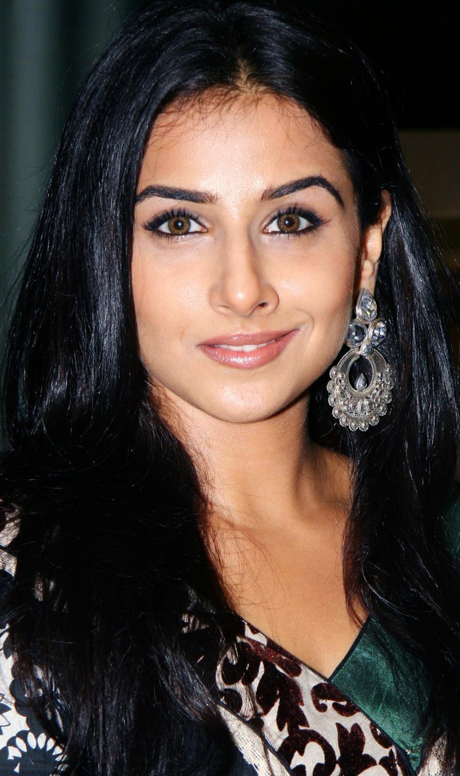 Amrapali-Vidya-Balan-in-Amrapali-earrings