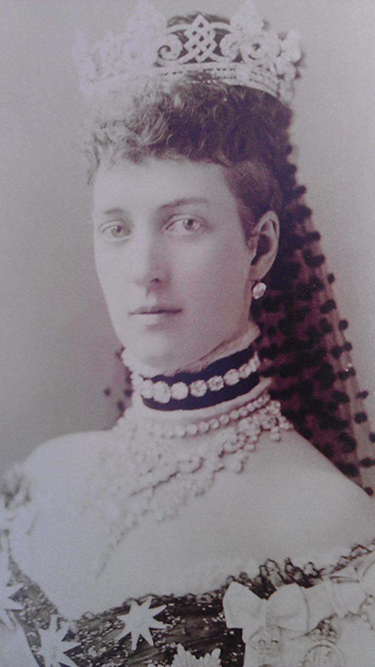 Queen-Alexandra-in-1883-wearing-the-collet-necklace-on-a-velvet-band