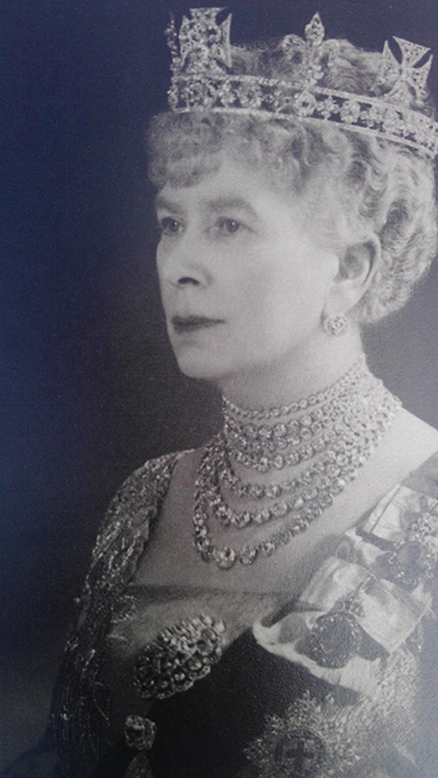 Queen-Mary-1938-wearing-Queen-Alexandra-collet-necklace.jpg