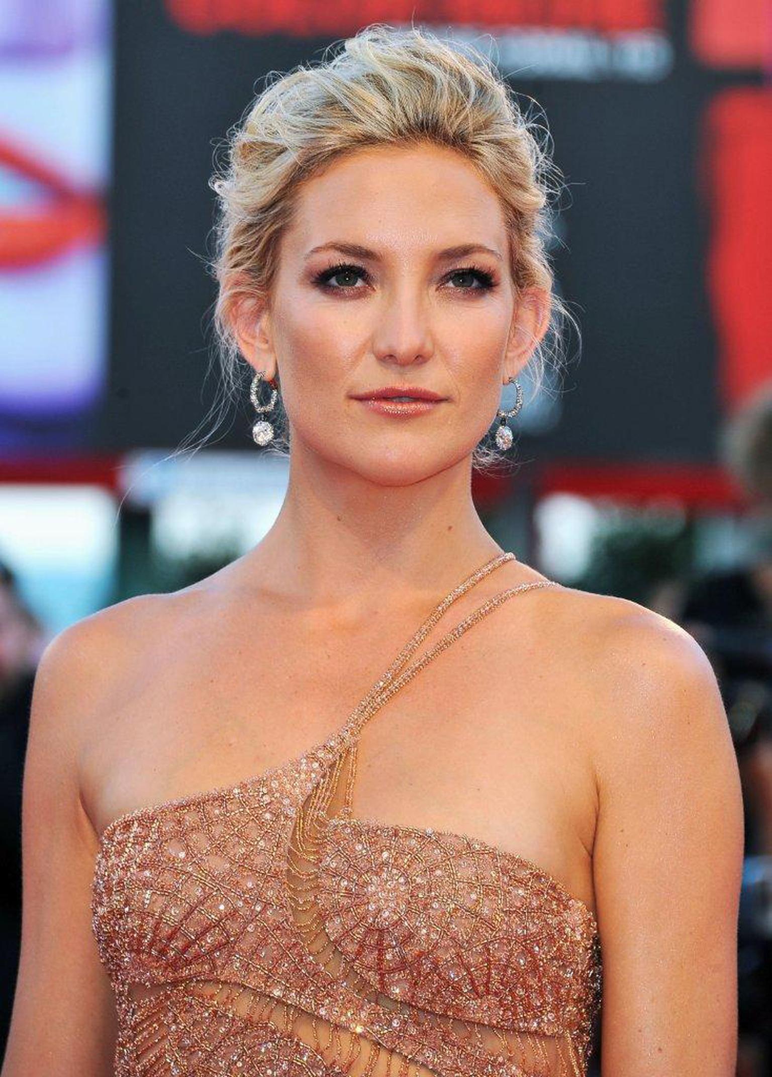 Faberge-Kate-Hudson-in-Faberge-at-Venice-Film-Festival-29.08.12-01