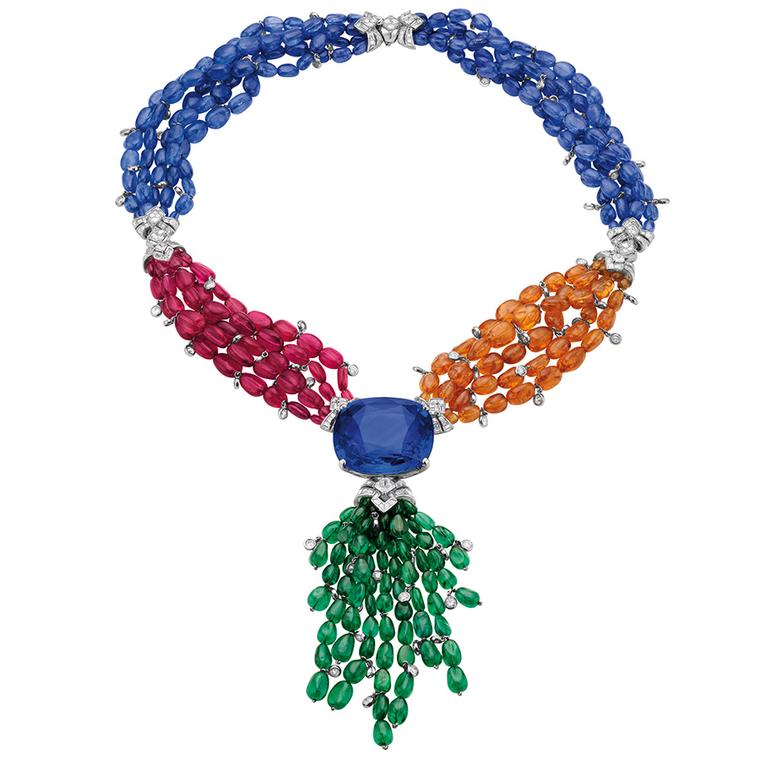 Inspired by Elizabeth Taylor's jewels, Bulgari created the Elizabeth Taylor necklace for the Biennale des Antiquaires 2012 featuring a 165ct central sapphire