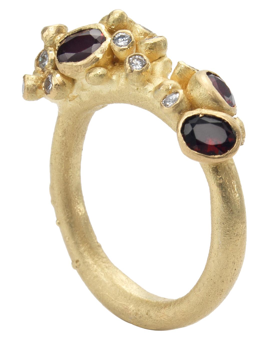 Blue sapphire engagement ring | Ruth Tomlinson | The Jewellery Editor