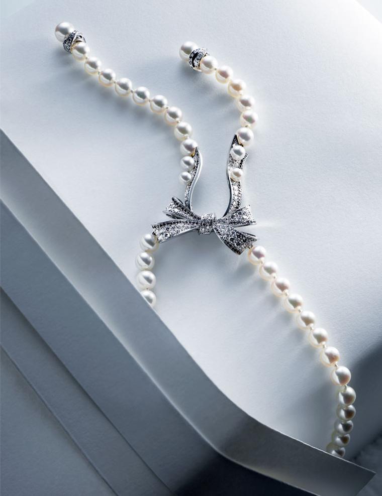 Chanel Boucles de Came´lia necklace in white gold set with white and black diamonds and Akoya pearls