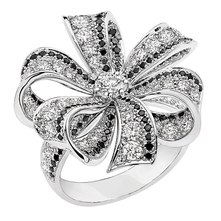 Chanlel Boucles de Came´lia large ring in white gold