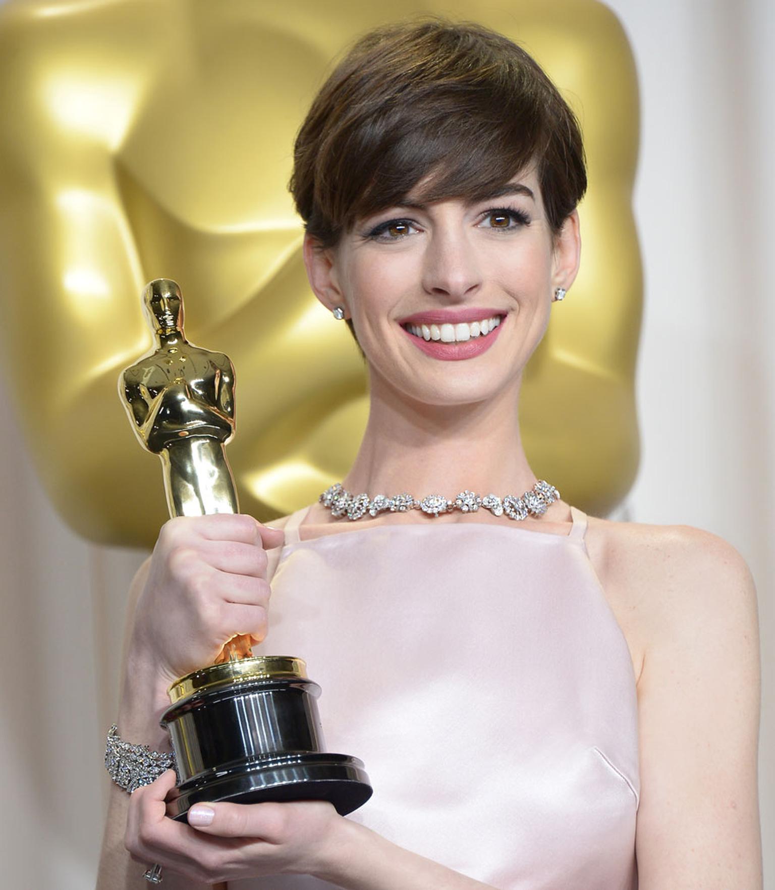 Anne-Hathaway-at-the-Tiffany