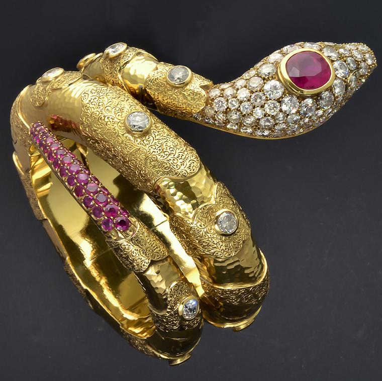 A bejewelled Attilio Codognato snake ring in yellow gold