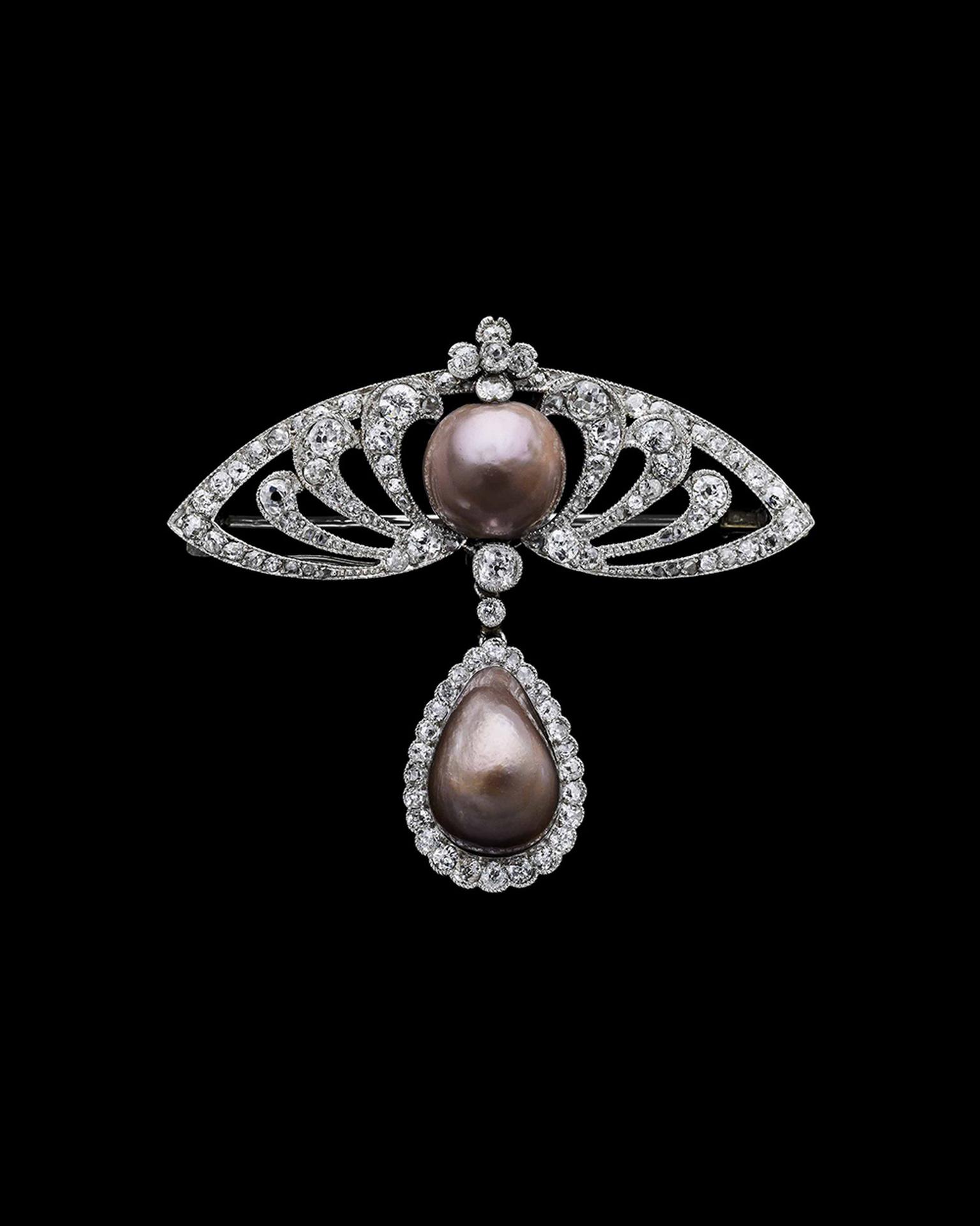 7BroochbrownpearlsplatinumdiamondsFrance1900.jpg