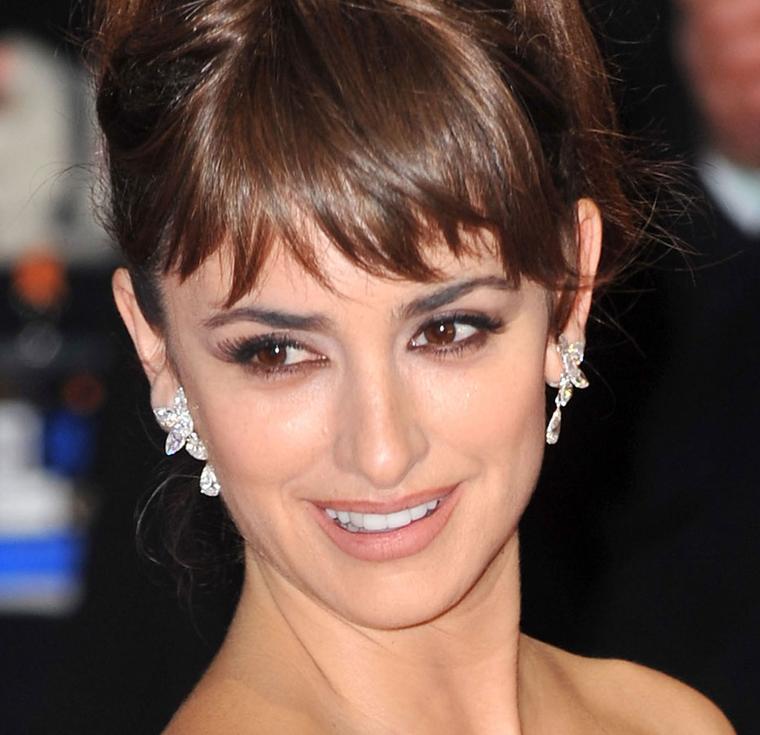 Penelope-Cruz-wearing-Chopard-at-the-Baftas-in-London-MAIN-PIC