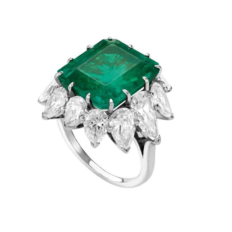 Elizabeth Taylor's ring in platinum a 7.4 carat emerald created by Bulgari in 1962.