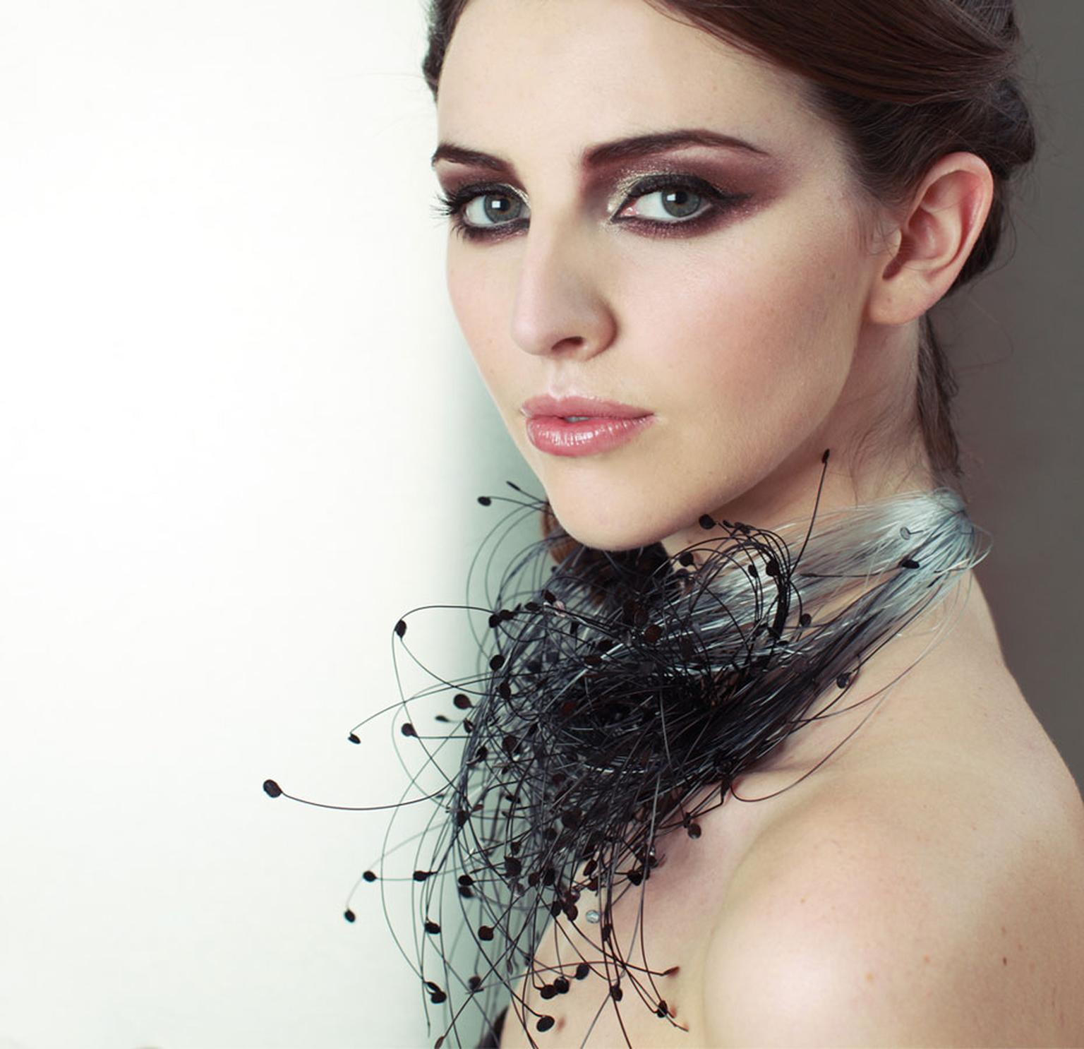Kath Libbert. Carly-Petitt-Taylor_Necklpiece-in-black-and-green-nylon-monofilament-MAIN-PIC