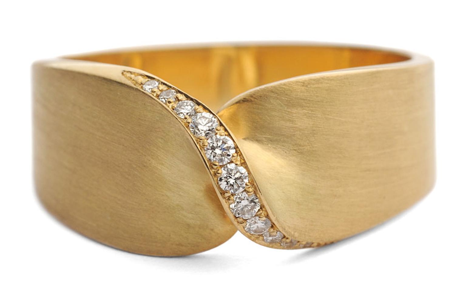 Kath Libbert. Jessica-Poole_Flat-Twist-Brushed-Gold-Diamond-RIng