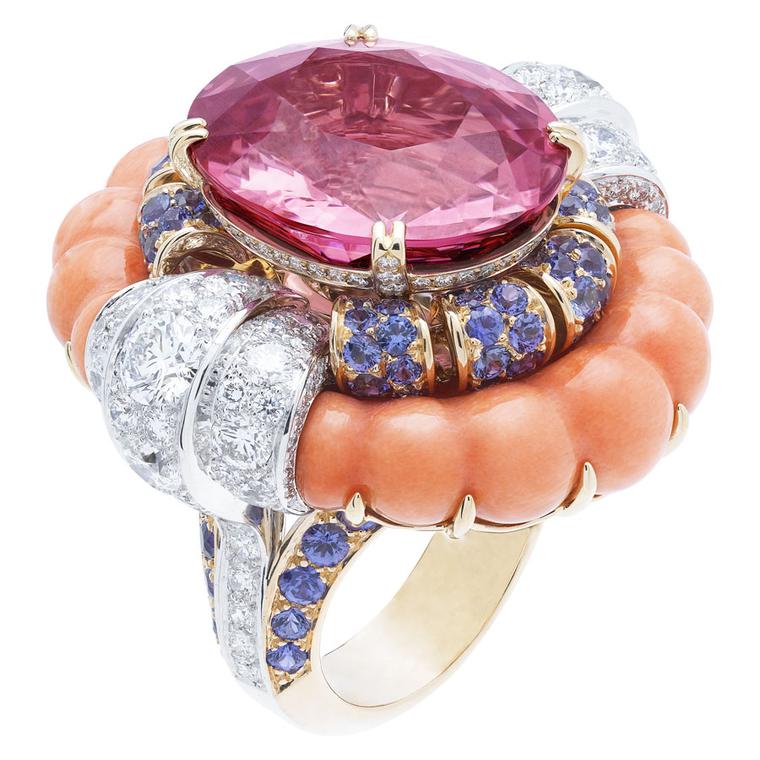 VAN CLEEF & ARPELS Cocktail ring in yellow gold, coral and pearls