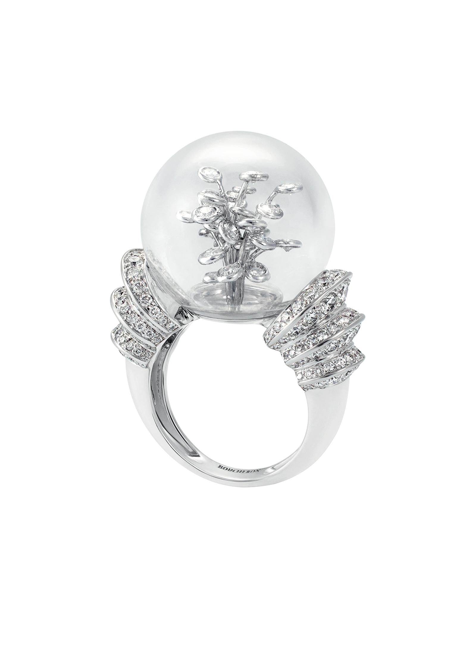 Boucheron Hotel de la Lumière Perles d'Eclat ring in white gold, set with a rock crystal bubble and white diamonds.