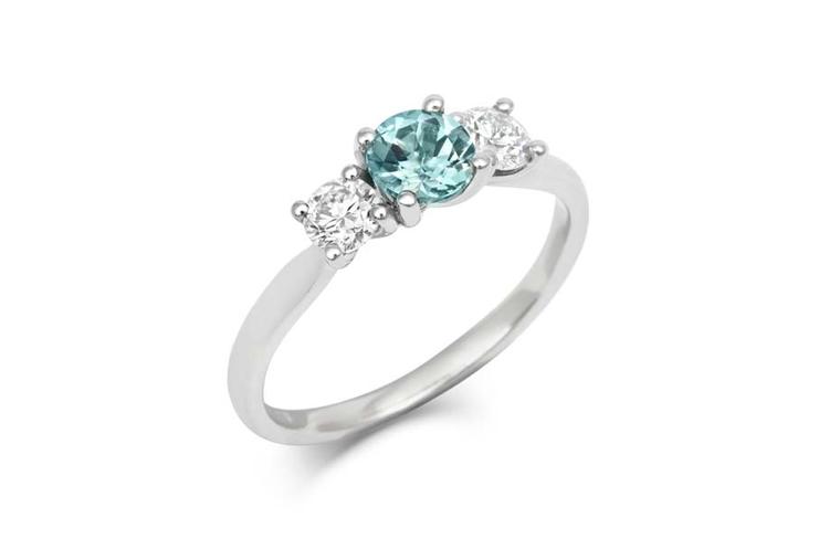 You can choose to have your teal sapphire Trilogy engagement ring by CRED made from yellow or white Fairtrade gold or from 100% recycled platinum.