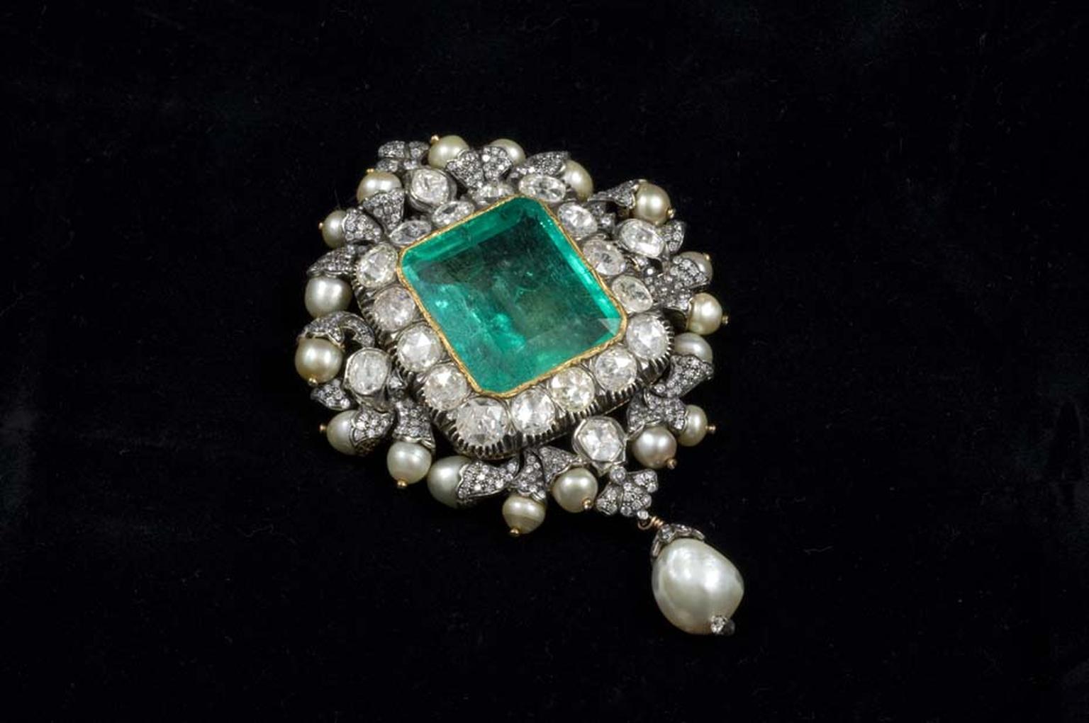 The Gem Palace brooch created using a central Gemfields emeralds, uncut diamonds and a pearl.