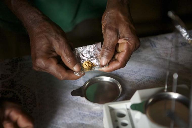 Weighing the Fairtrade gold