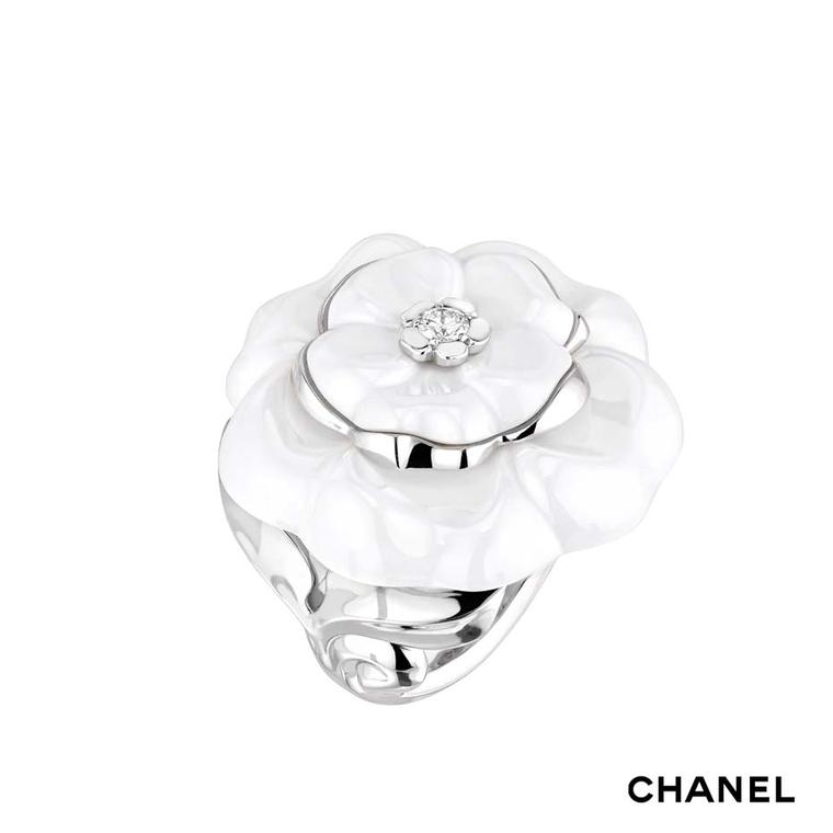 Chanel Camélia Galbé large white ceramic ring in white gold with a central brilliant-cut diamond