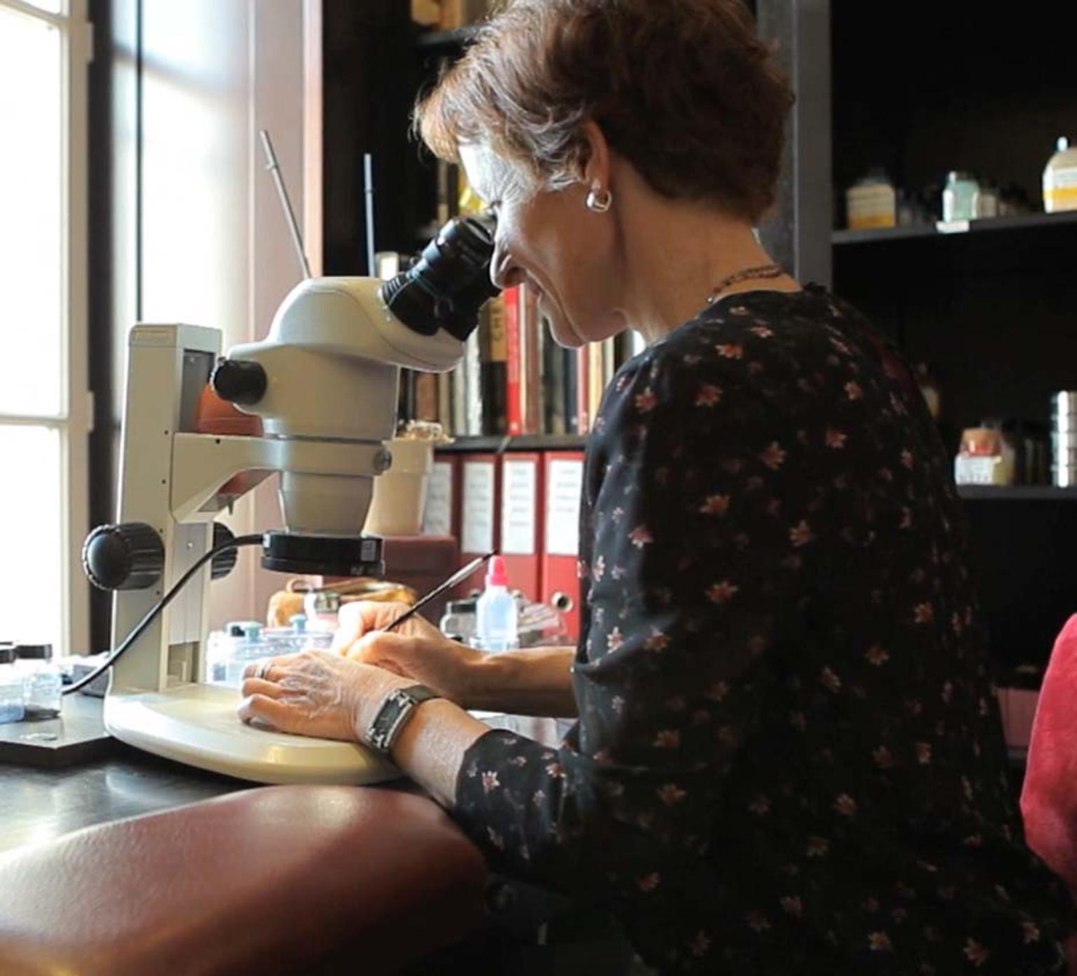 With a paintbrush possessing just a few hairs, often a microscope is required for complete precision when painting the enamel dial