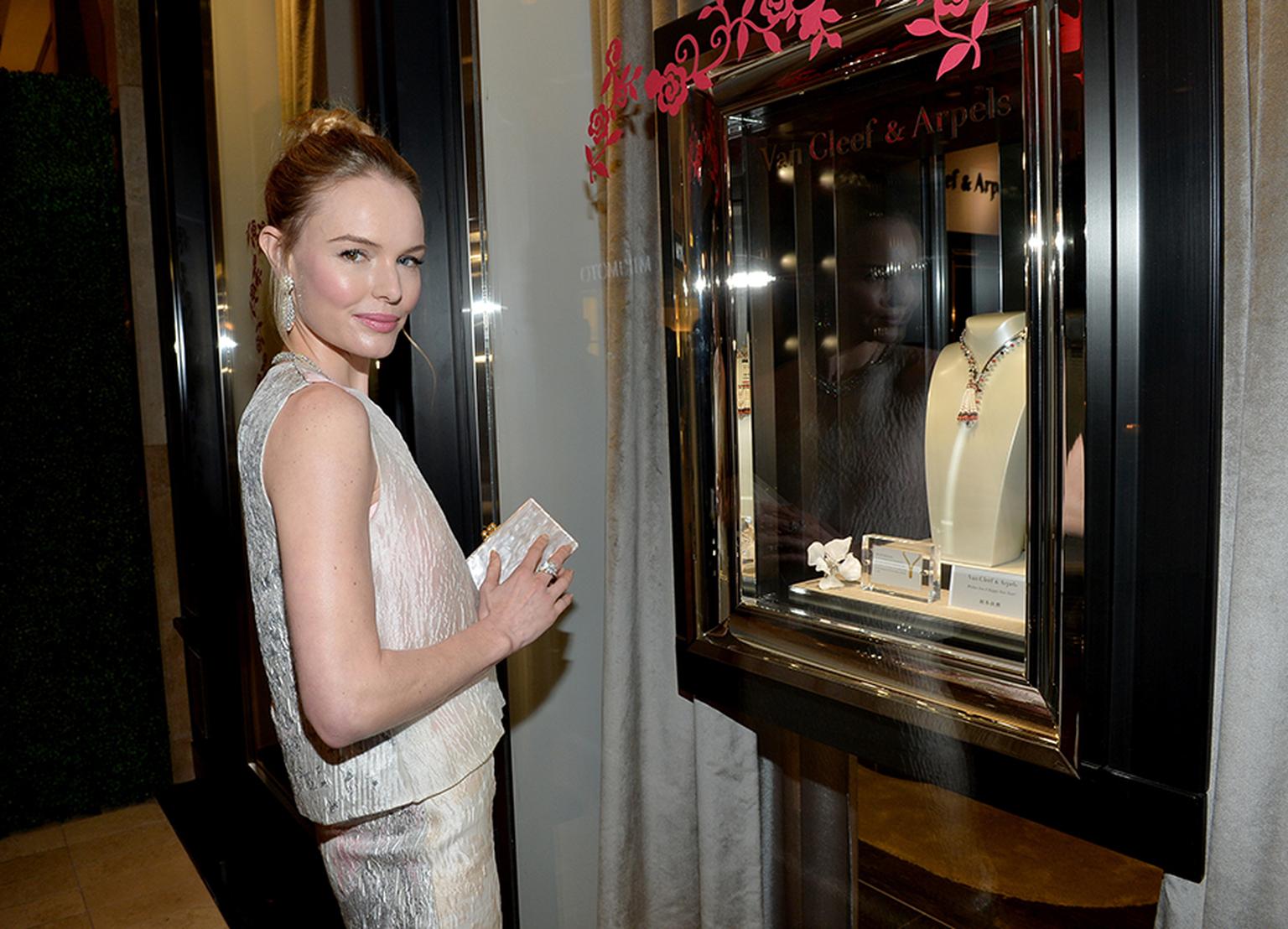 Kate Bosworth admires the Van Cleef & Arpels Zip Elegance necklace from the Pierres de Caractère - Variations high jewellery collection
