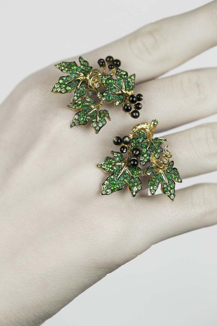 Morphée Millésime ring in gold with emeralds and grey pearled nacre
