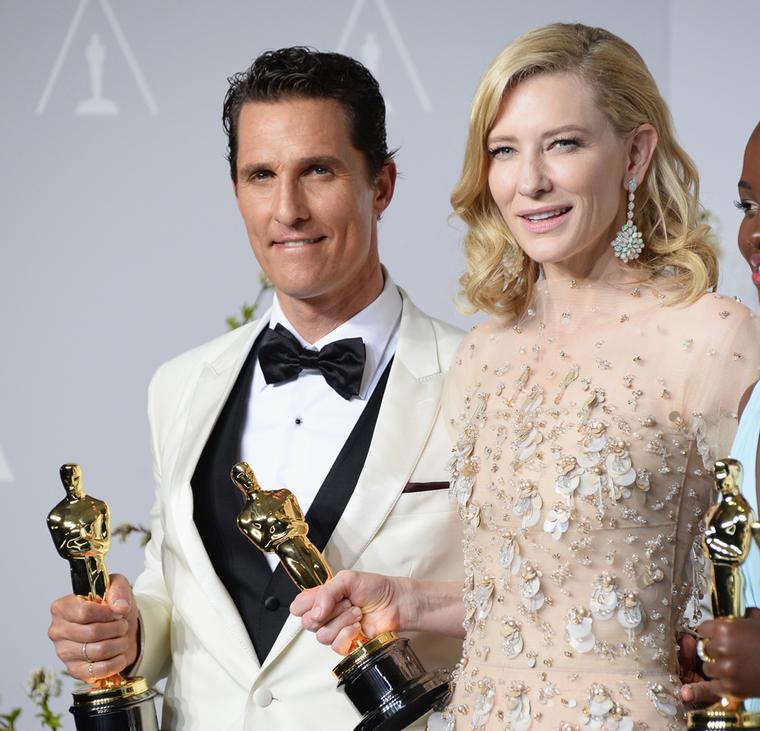 Matthew McConaughey and Cate Blanchett pose with their Academy Awards