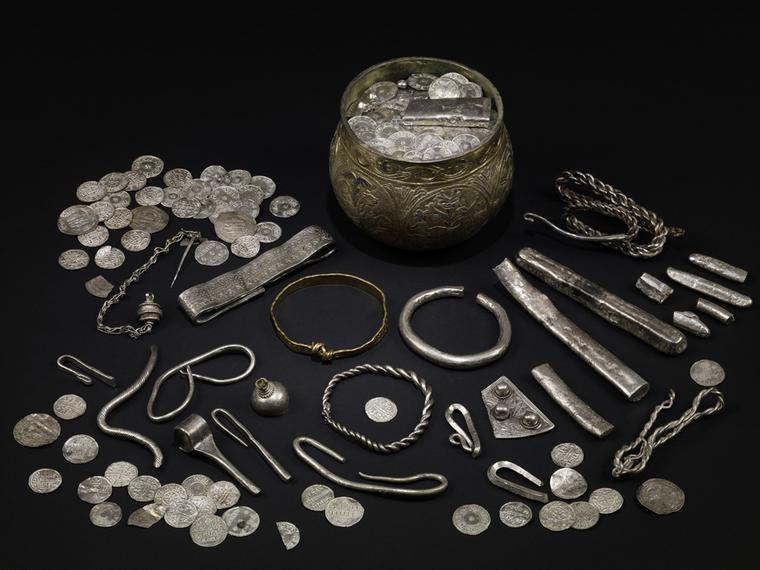 900 AD The Vale of York hoard featuring silver-gilt, gold and silver. North Yorkshire, England. © The Trustees of the British Museum