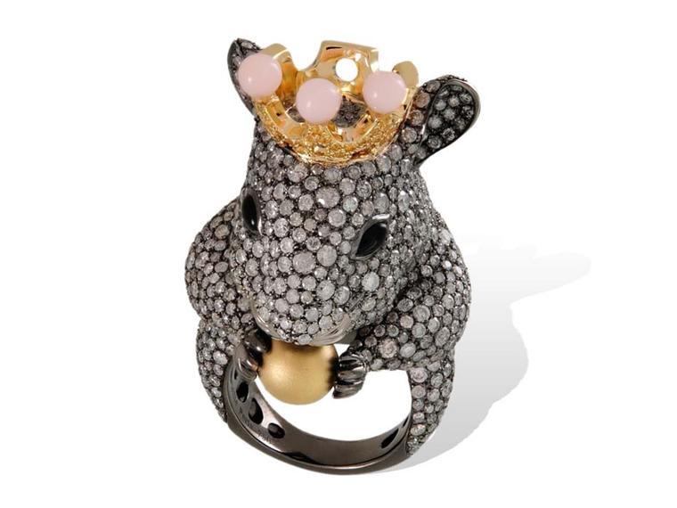 Lydia Courteille Mouse ring in gold from the Animal Farm collection, set with diamonds, pink opals and a golden pearl