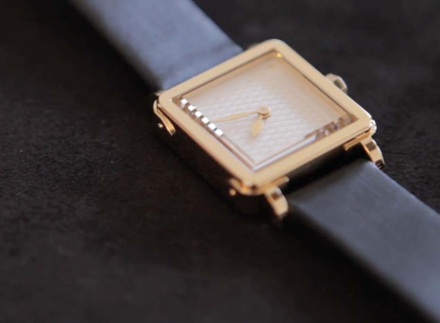 Louis Vuitton Emprise watch in yellow gold, with or without 76 diamonds surrounding a silver opalescent dial, with a padded grosgrain strap