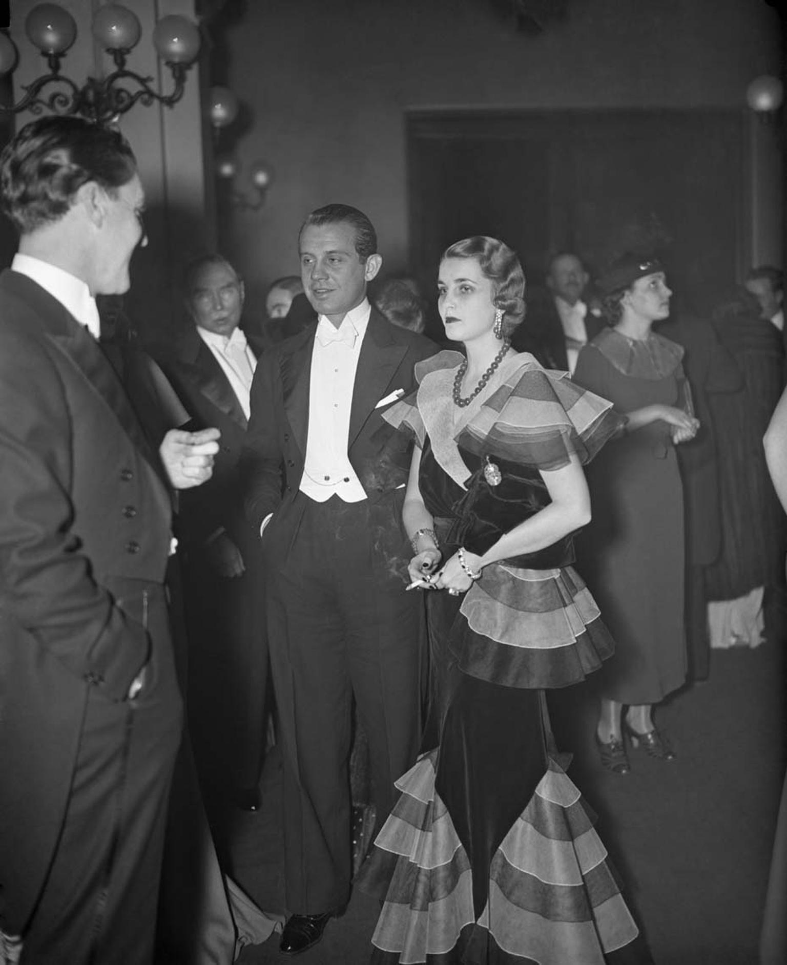 Barbara Hutton and her husband Prince Alexis Mdivani arriving at the Metropolitan Opera House of New York, 1933. Hutton is wearing her Cartier jadeite bead necklace. Image: Bettmann/CORBIS