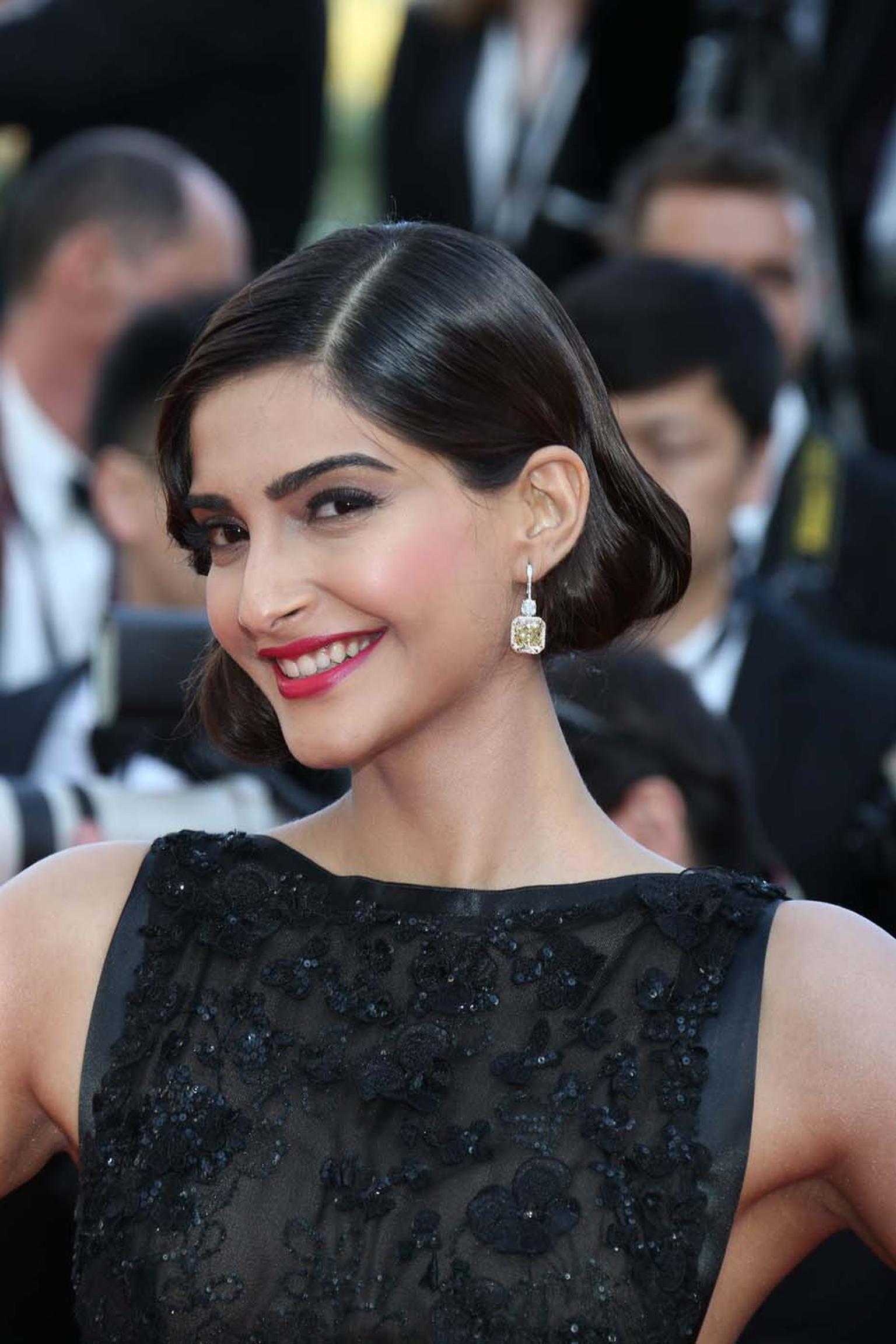 Sonam Kapoor wore Chopard earrings in yellow gold set with emerald-cut yellow diamonds (20cts) as well as cushion-cut and brilliant-cut diamonds.