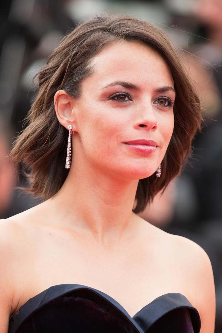 Berenice Bejo in Chopard diamond drop earrings.