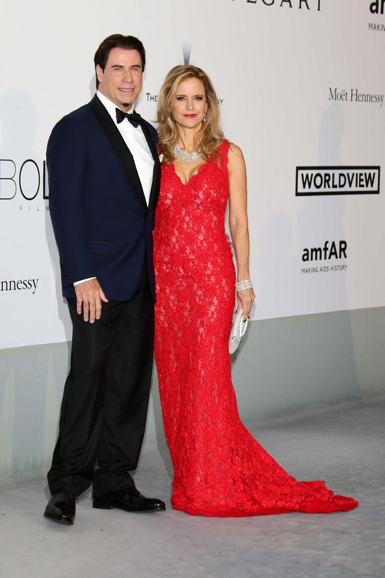 Kelly Preston chose a spectacular white diamond necklace set with a total of 150cts of diamonds, stackable bracelets with 80cts of diamonds and long diamond earrings by Avakian