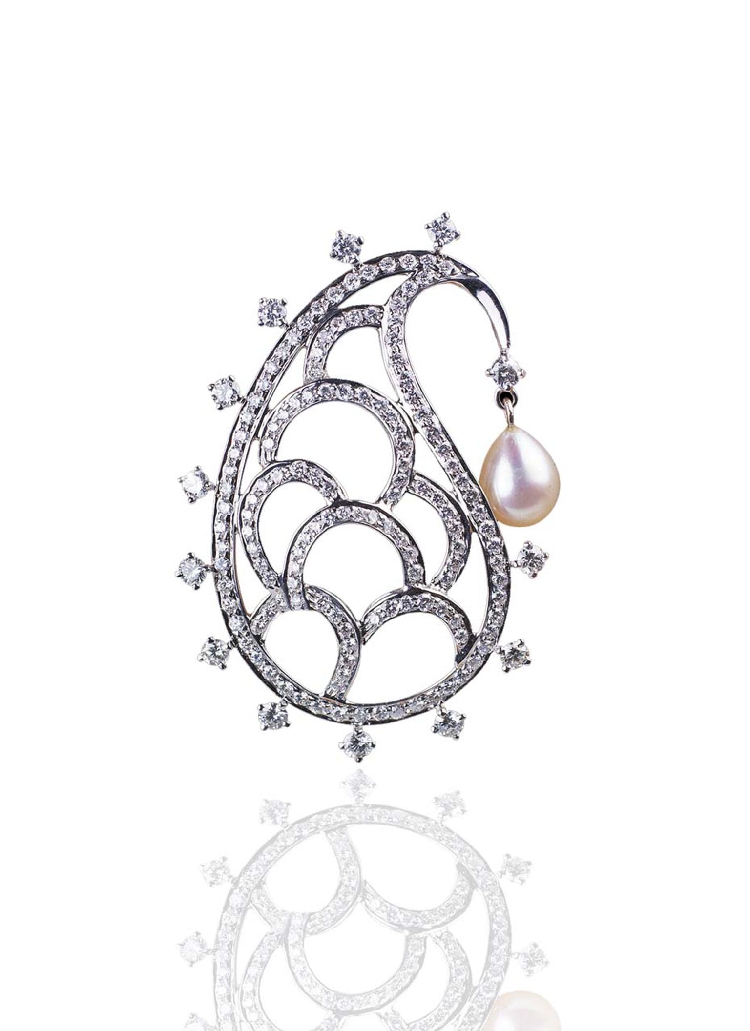 Mirari’s Paisley brooch in white gold with five drop-shaped pearls and diamonds.