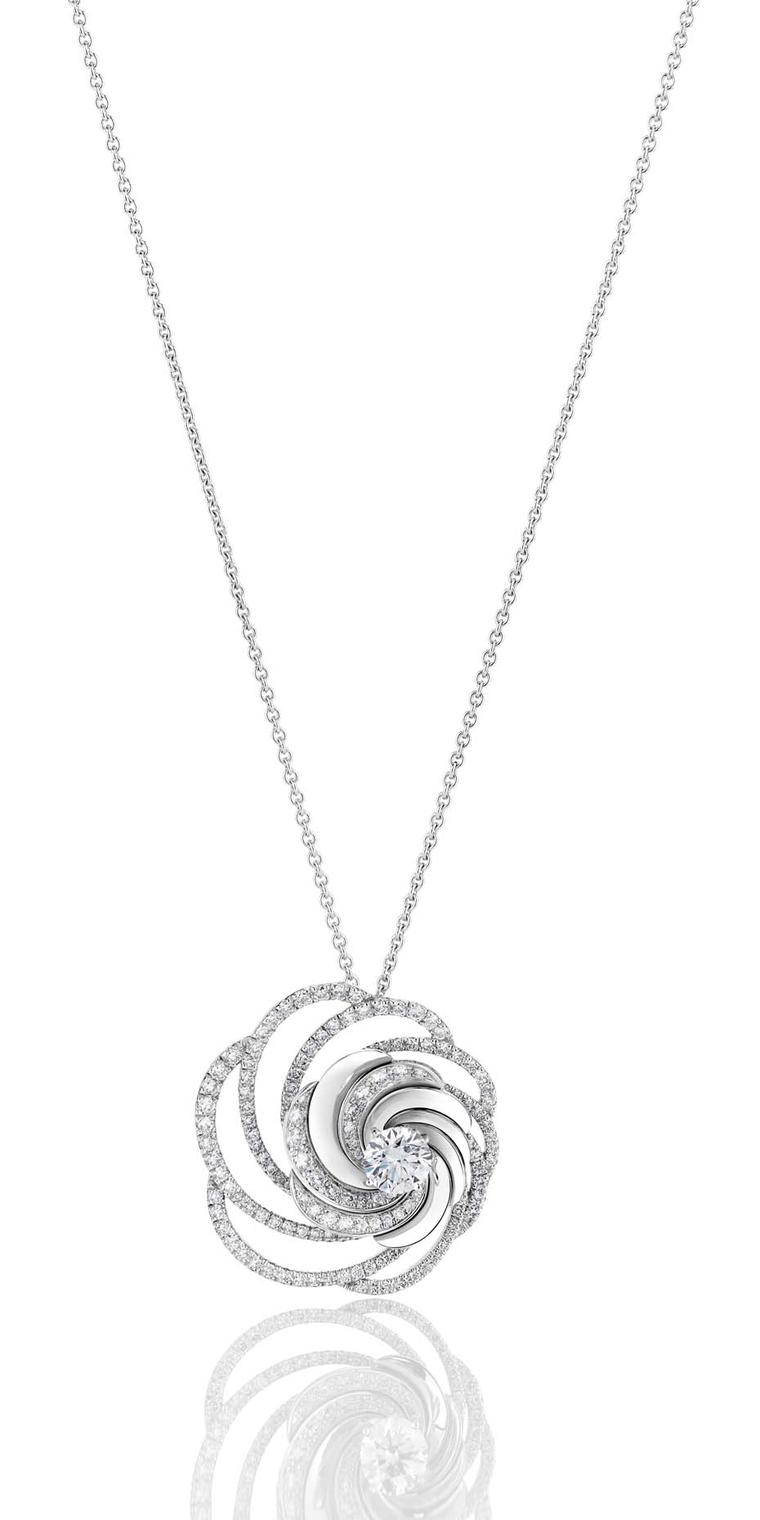 De Beers Aria necklace in white gold embellished with pavé diamonds surrounding a central brilliant-cut diamond.