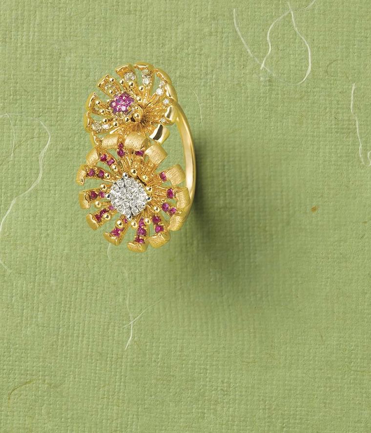 Tanishq Zyra collection ring crafted in yellow gold in the shape of two chrysanthemums.