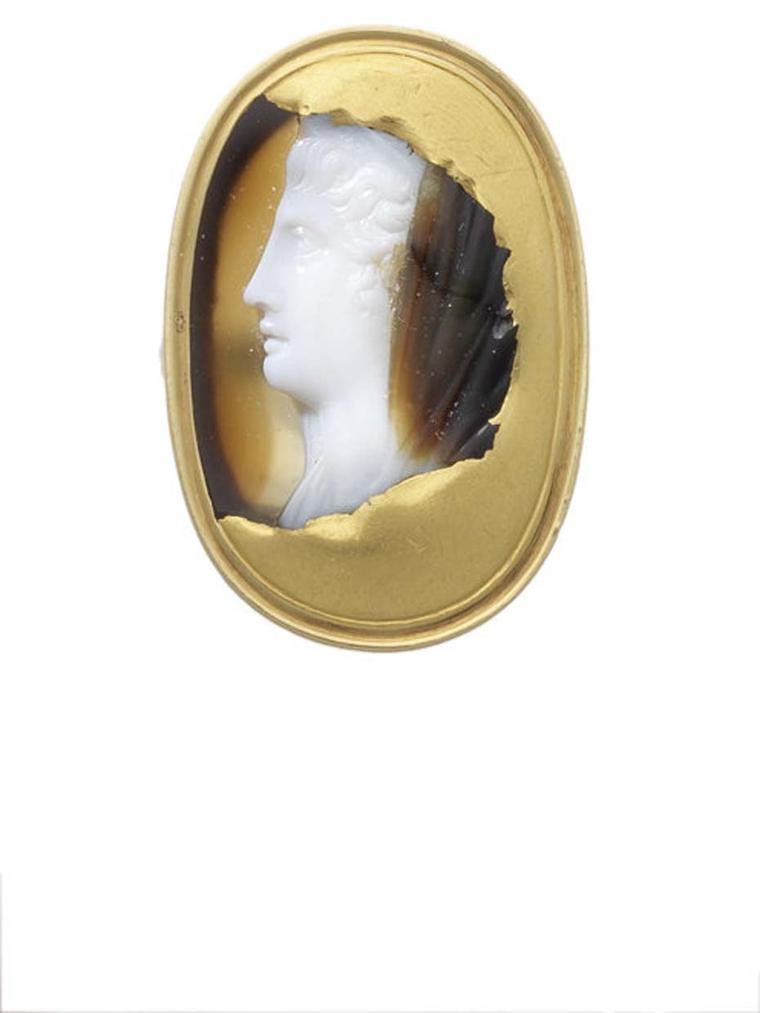 A gold sardonyx cameo ring of a lady.