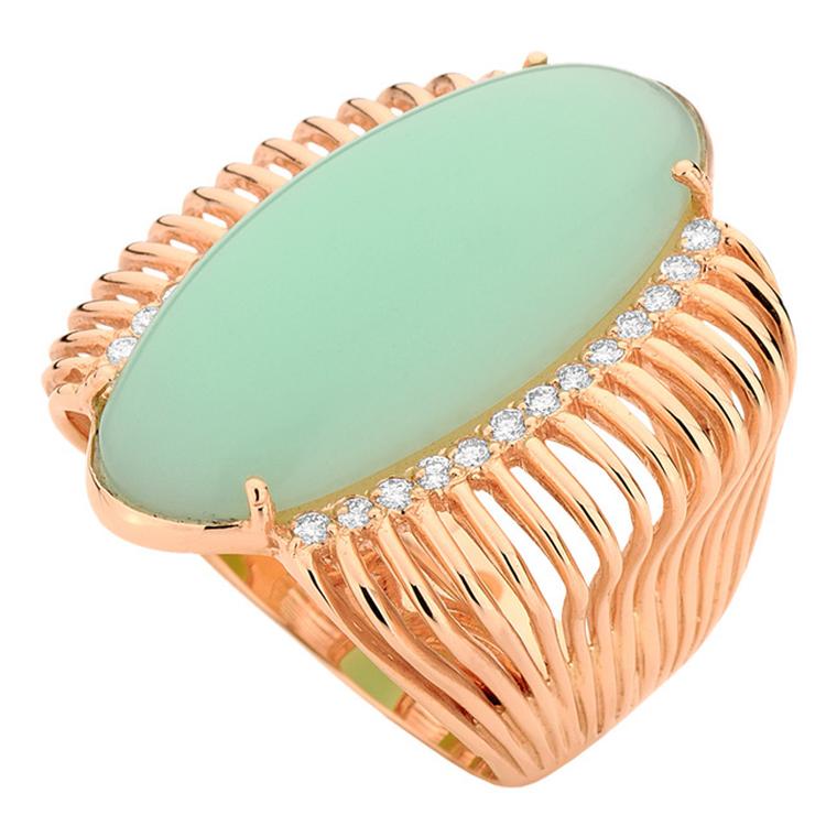 Carla Amorim Pistachio chrysoprase ring in pink gold.