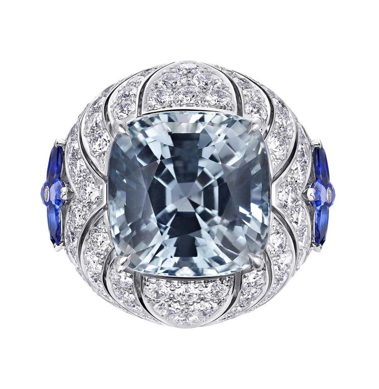 Louis Vuitton Acte V Genesis ring featuring a central Pien Pyit sapphire surrounded by sapphires and diamonds.