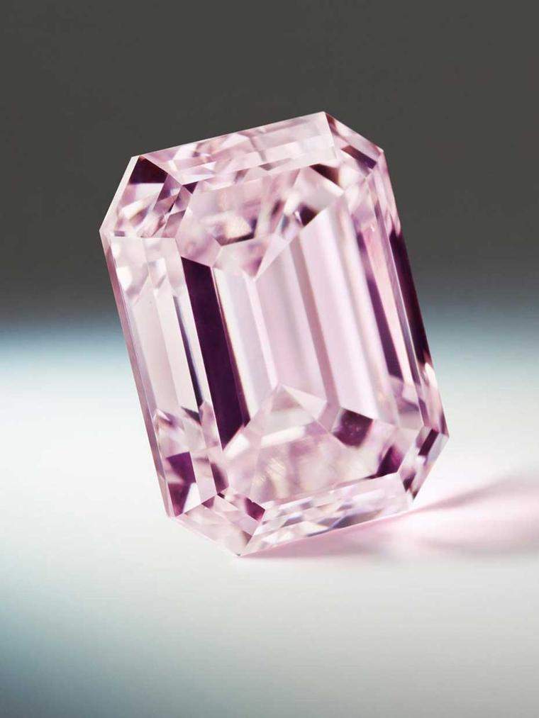 The Argyle Rosette, from the Argyle Pink Diamonds Tender 2014, is a 2.17ct emerald cut Purple-Pink diamond. Its name is inspired by the Roseate Turn, a European bird that is becoming increasingly rare.