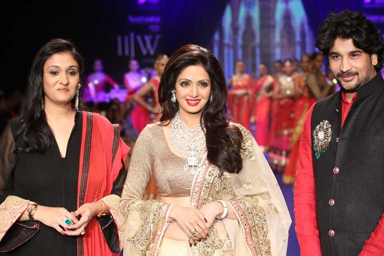 Vijay Golecha and his wife Rupali with Bollywood star Sridevi wearing Vijay's Patiala inspired necklace at IIJW 2014.