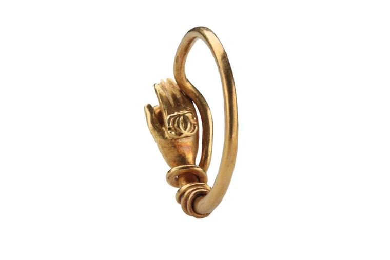 Les Enluminures gold ring with a hand holding a heart.