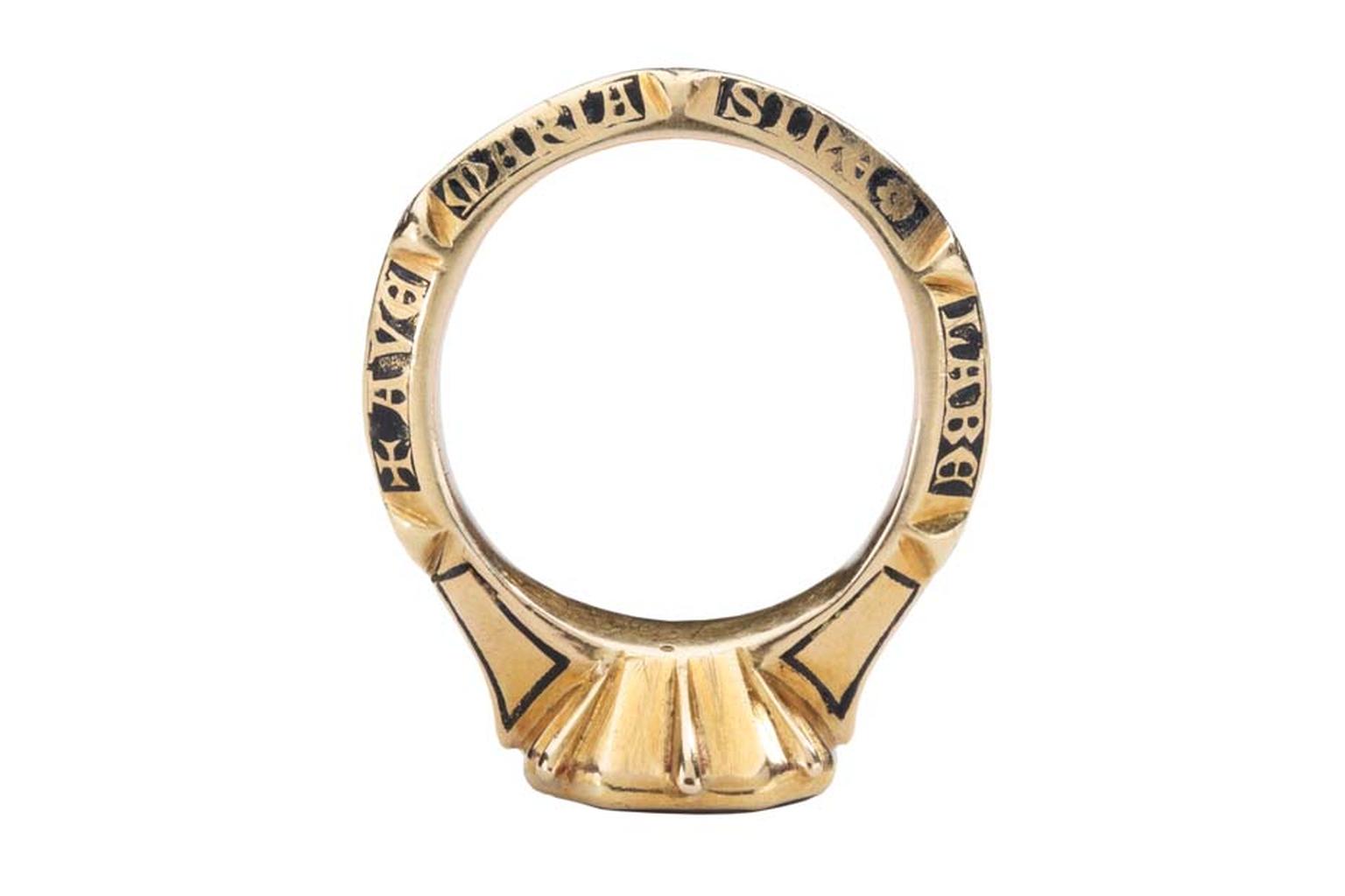 Les Enluminures gold signet ring with a merchant's mark and initials.