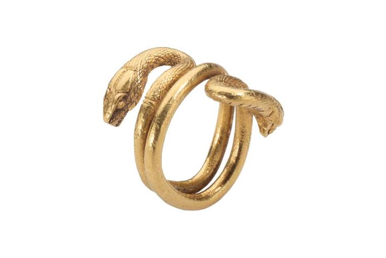 Les Enluminures gold Roman ring featuring two snakes.