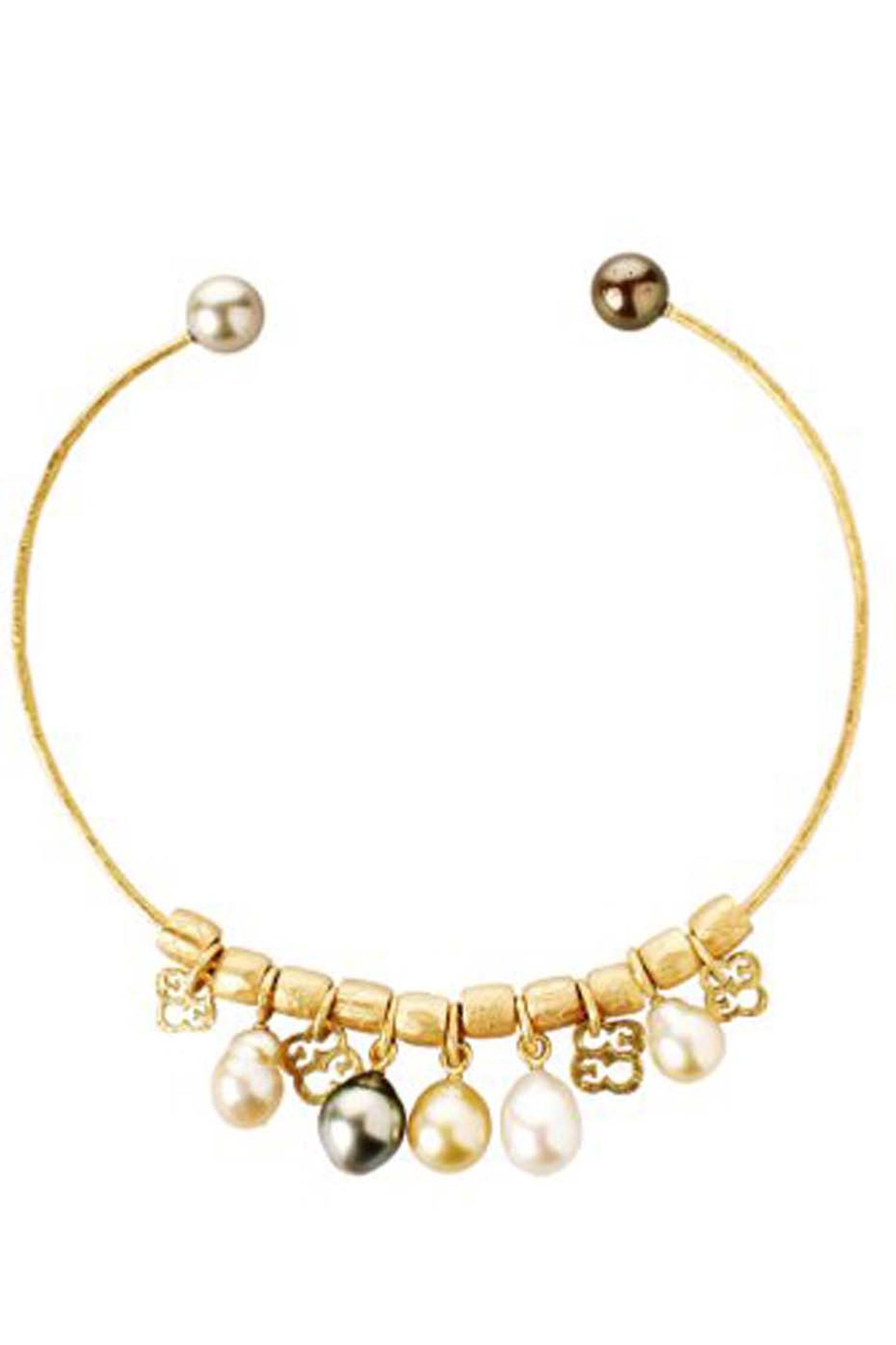 Elena Carrera yellow gold choker with pearls and charms (2,029€).