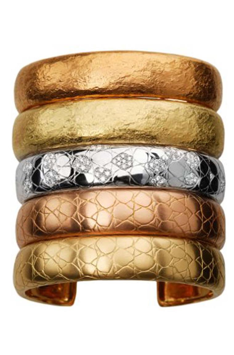 Elena C Amazonia cuff bracelet in white gold with coconut texture (36,850€).